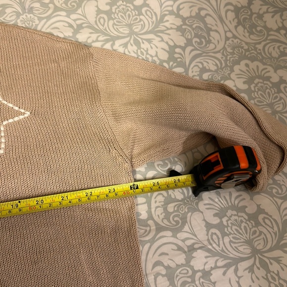 IN EXCELLENT CONDITION SLTAR’D STATE WOMENS SWEATER TAN AND CREAMY STARS ⭐️ - Picture 2 of 12